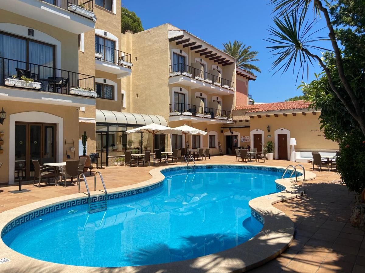 Piscina y restaurante